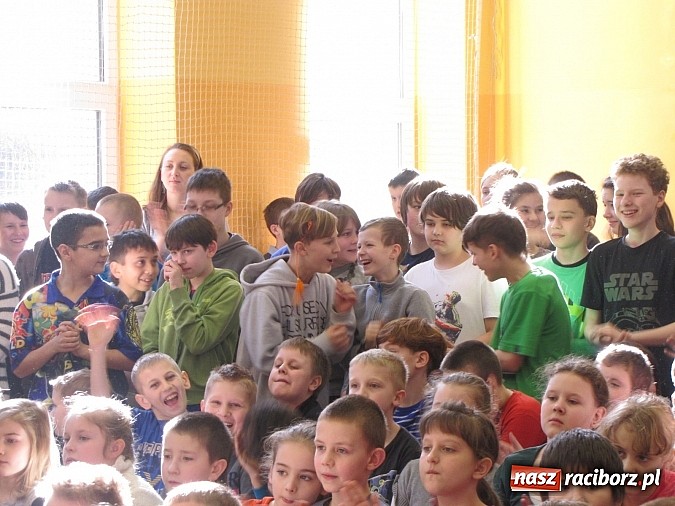 Zdjęcie w galerii na portalu naszraciborz.pl: Energia tańca w sali gimnastycznej SP 13 wiadomości z regionu