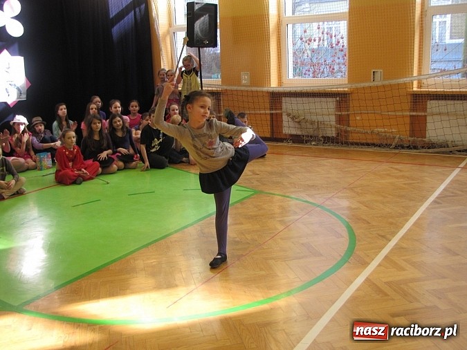 Zdjęcie w galerii na portalu naszraciborz.pl: Energia tańca w sali gimnastycznej SP 13 wiadomości z regionu