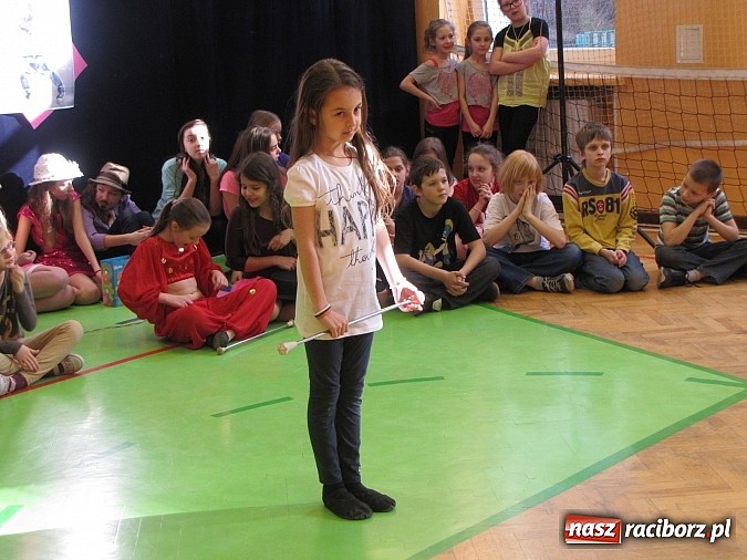 Zdjęcie w galerii na portalu naszraciborz.pl: Energia tańca w sali gimnastycznej SP 13 wiadomości z regionu