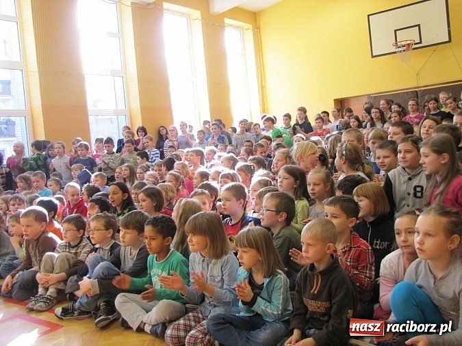 Zdjęcie w galerii na portalu naszraciborz.pl: Energia tańca w sali gimnastycznej SP 13 wiadomości z regionu