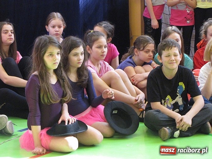 Zdjęcie w galerii na portalu naszraciborz.pl: Energia tańca w sali gimnastycznej SP 13 wiadomości z regionu