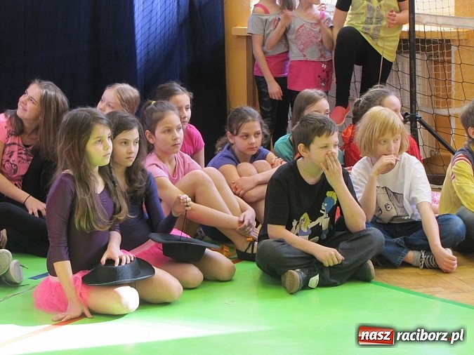 Zdjęcie w galerii na portalu naszraciborz.pl: Energia tańca w sali gimnastycznej SP 13 wiadomości z regionu