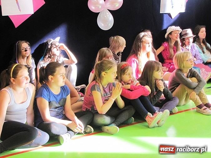 Zdjęcie w galerii na portalu naszraciborz.pl: Energia tańca w sali gimnastycznej SP 13 wiadomości z regionu