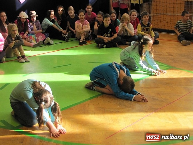 Zdjęcie w galerii na portalu naszraciborz.pl: Energia tańca w sali gimnastycznej SP 13 wiadomości z regionu