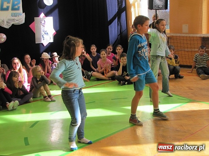 Zdjęcie w galerii na portalu naszraciborz.pl: Energia tańca w sali gimnastycznej SP 13 wiadomości z regionu