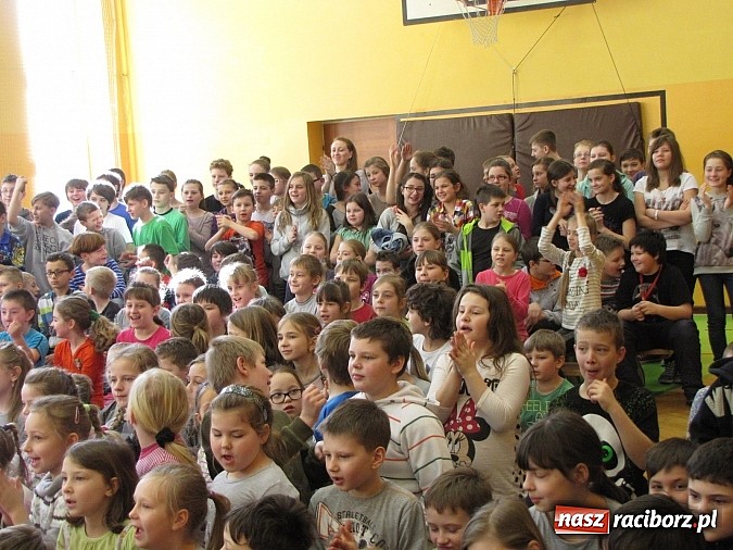 Zdjęcie w galerii na portalu naszraciborz.pl: Energia tańca w sali gimnastycznej SP 13 wiadomości z regionu
