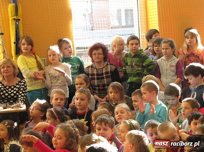 Zdjęcie w galerii na portalu naszraciborz.pl: Energia tańca w sali gimnastycznej SP 13 wiadomości z regionu