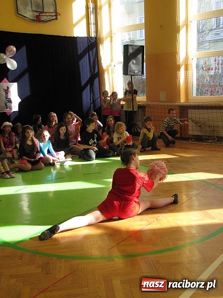 Zdjęcie w galerii na portalu naszraciborz.pl: Energia tańca w sali gimnastycznej SP 13 wiadomości z regionu