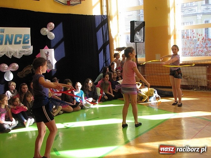 Zdjęcie w galerii na portalu naszraciborz.pl: Energia tańca w sali gimnastycznej SP 13 wiadomości z regionu
