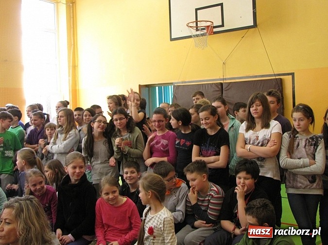 Zdjęcie w galerii na portalu naszraciborz.pl: Energia tańca w sali gimnastycznej SP 13 wiadomości z regionu