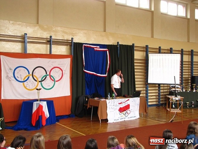 Zdjęcie w galerii na portalu naszraciborz.pl: Kajetan Broniewski odwiedził Gimnazjum nr 1 wiadomości z regionu