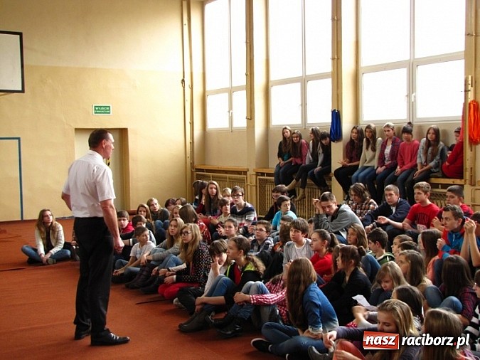 Zdjęcie w galerii na portalu naszraciborz.pl: Kajetan Broniewski odwiedził Gimnazjum nr 1 wiadomości z regionu