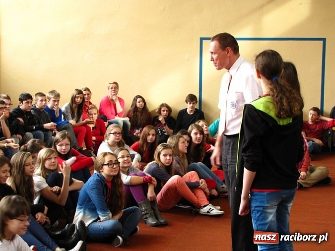 Zdjęcie w galerii na portalu naszraciborz.pl: Kajetan Broniewski odwiedził Gimnazjum nr 1 wiadomości z regionu