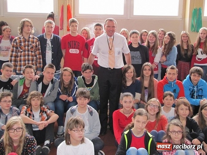 Zdjęcie w galerii na portalu naszraciborz.pl: Kajetan Broniewski odwiedził Gimnazjum nr 1 wiadomości z regionu