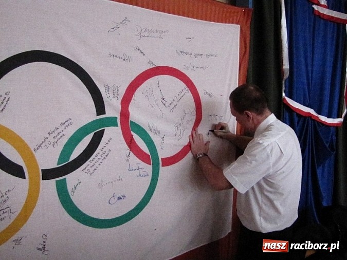 Zdjęcie w galerii na portalu naszraciborz.pl: Kajetan Broniewski odwiedził Gimnazjum nr 1 wiadomości z regionu