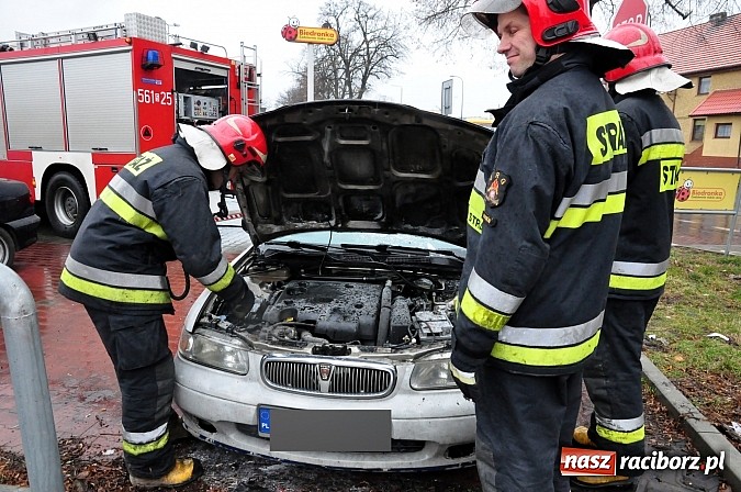 Zdjęcie w galerii na portalu naszraciborz.pl: Zapalił się rover zaparkowany przy Opawskiej wiadomości z regionu