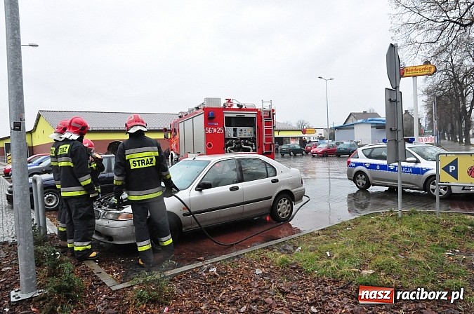 Zdjęcie w galerii na portalu naszraciborz.pl: Zapalił się rover zaparkowany przy Opawskiej wiadomości z regionu
