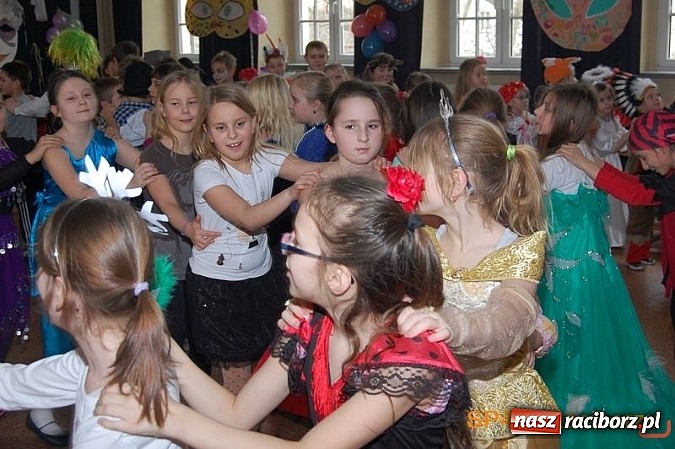 Zdjęcie w galerii na portalu naszraciborz.pl: Maskarada, czyli niech żyje bal. Zabawa w SP 4 wiadomości z regionu