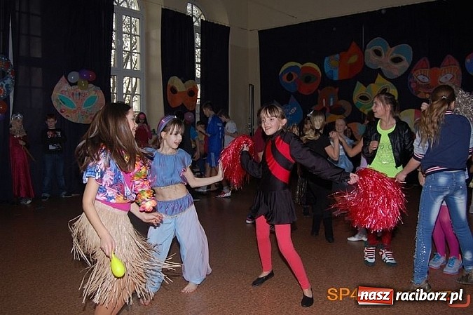Zdjęcie w galerii na portalu naszraciborz.pl: Maskarada, czyli niech żyje bal. Zabawa w SP 4 wiadomości z regionu