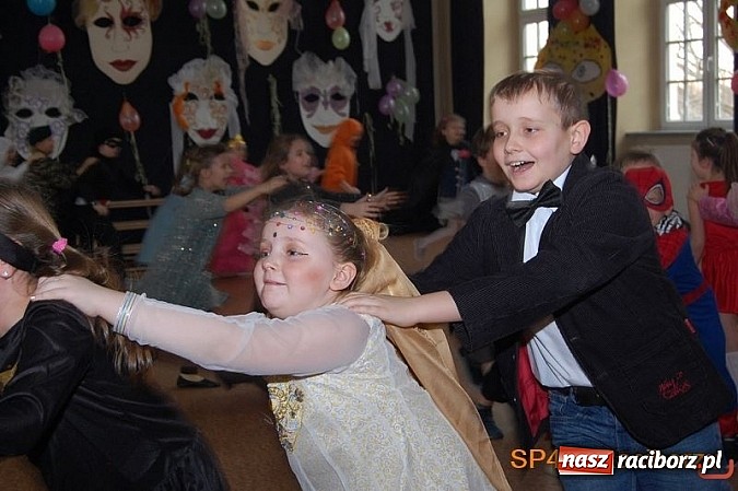 Zdjęcie w galerii na portalu naszraciborz.pl: Maskarada, czyli niech żyje bal. Zabawa w SP 4 wiadomości z regionu
