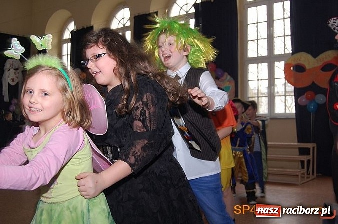 Zdjęcie w galerii na portalu naszraciborz.pl: Maskarada, czyli niech żyje bal. Zabawa w SP 4 wiadomości z regionu