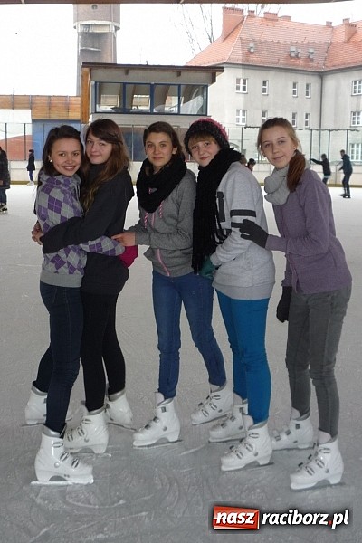 Zdjęcie w galerii na portalu naszraciborz.pl: Młodzież z Tworkowa szalała na lodowisku wiadomości z regionu