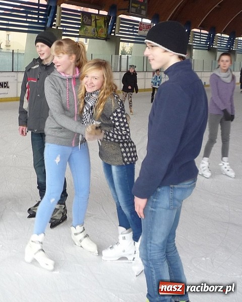 Zdjęcie w galerii na portalu naszraciborz.pl: Młodzież z Tworkowa szalała na lodowisku wiadomości z regionu