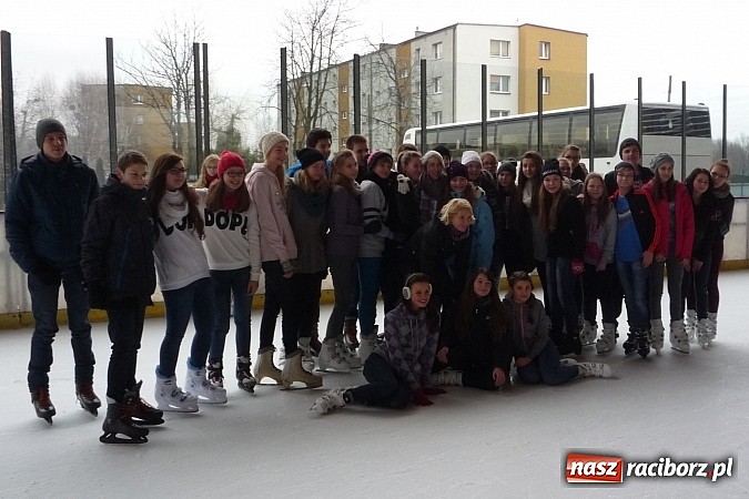 Zdjęcie w galerii na portalu naszraciborz.pl: Młodzież z Tworkowa szalała na lodowisku wiadomości z regionu