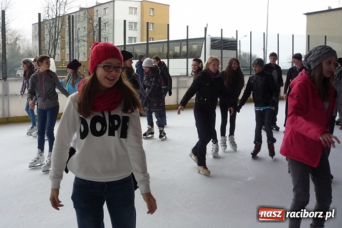 Zdjęcie w galerii na portalu naszraciborz.pl: Młodzież z Tworkowa szalała na lodowisku wiadomości z regionu