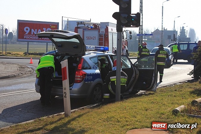 Zdjęcie w galerii na portalu naszraciborz.pl: Kolizja na Mycie. Kobieta trafiła do szpitala wiadomości z regionu