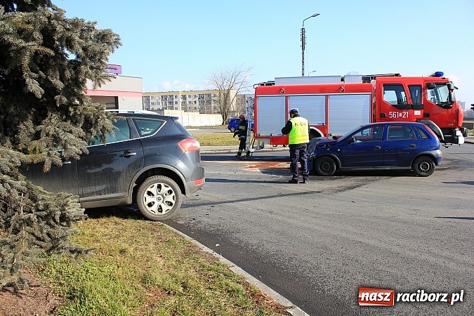 Zdjęcie w galerii na portalu naszraciborz.pl: Kolizja na Mycie. Kobieta trafiła do szpitala wiadomości z regionu