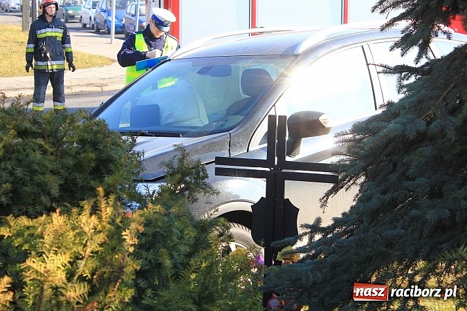 Zdjęcie w galerii na portalu naszraciborz.pl: Kolizja na Mycie. Kobieta trafiła do szpitala wiadomości z regionu