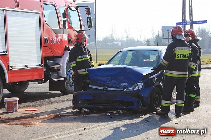 Zdjęcie w galerii na portalu naszraciborz.pl: Kolizja na Mycie. Kobieta trafiła do szpitala wiadomości z regionu
