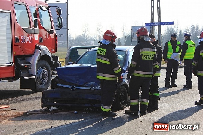 Zdjęcie w galerii na portalu naszraciborz.pl: Kolizja na Mycie. Kobieta trafiła do szpitala wiadomości z regionu