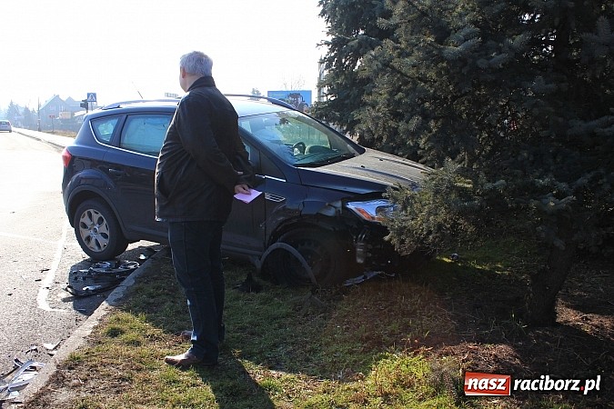 Zdjęcie w galerii na portalu naszraciborz.pl: Kolizja na Mycie. Kobieta trafiła do szpitala wiadomości z regionu
