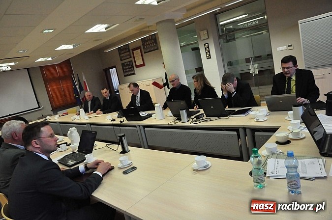 Zdjęcie w galerii na portalu naszraciborz.pl: Brzoska z lotniska do radnych: Nie ma sensu wyważać otwartych drzwi! wiadomości z regionu