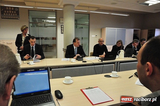 Zdjęcie w galerii na portalu naszraciborz.pl: Brzoska z lotniska do radnych: Nie ma sensu wyważać otwartych drzwi! wiadomości z regionu