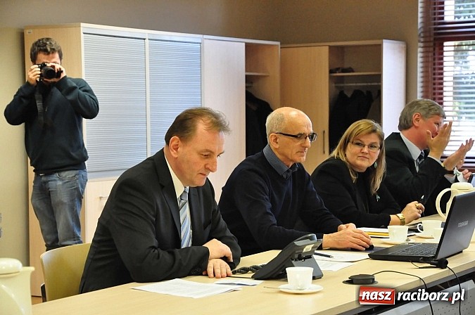 Zdjęcie w galerii na portalu naszraciborz.pl: Brzoska z lotniska do radnych: Nie ma sensu wyważać otwartych drzwi! wiadomości z regionu