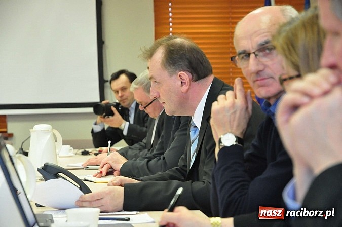 Zdjęcie w galerii na portalu naszraciborz.pl: Brzoska z lotniska do radnych: Nie ma sensu wyważać otwartych drzwi! wiadomości z regionu