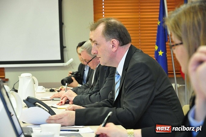 Zdjęcie w galerii na portalu naszraciborz.pl: Brzoska z lotniska do radnych: Nie ma sensu wyważać otwartych drzwi! wiadomości z regionu