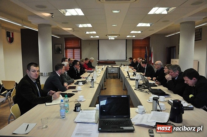 Zdjęcie w galerii na portalu naszraciborz.pl: Brzoska z lotniska do radnych: Nie ma sensu wyważać otwartych drzwi! wiadomości z regionu