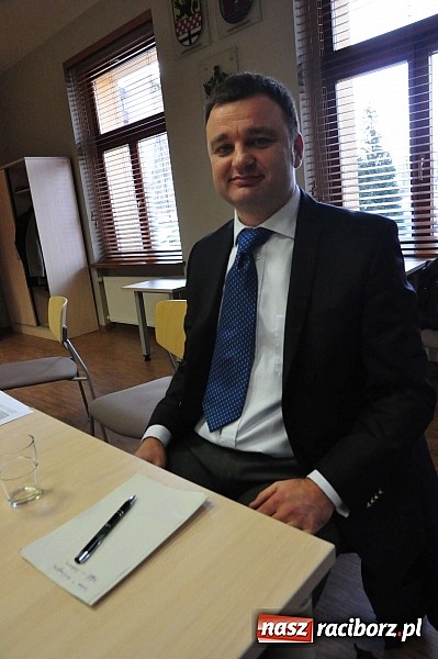 Zdjęcie w galerii na portalu naszraciborz.pl: Brzoska z lotniska do radnych: Nie ma sensu wyważać otwartych drzwi! wiadomości z regionu