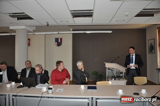 Zdjęcie w galerii na portalu naszraciborz.pl: Brzoska z lotniska do radnych: Nie ma sensu wyważać otwartych drzwi! wiadomości z regionu