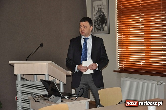 Zdjęcie w galerii na portalu naszraciborz.pl: Brzoska z lotniska do radnych: Nie ma sensu wyważać otwartych drzwi! wiadomości z regionu