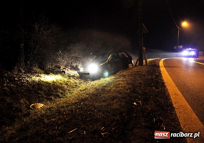 Zdjęcie w galerii na portalu naszraciborz.pl: W Sudole skoda wjechała w skarpę. Kierowca mógł być pod wpływem alkoholu wiadomości z regionu