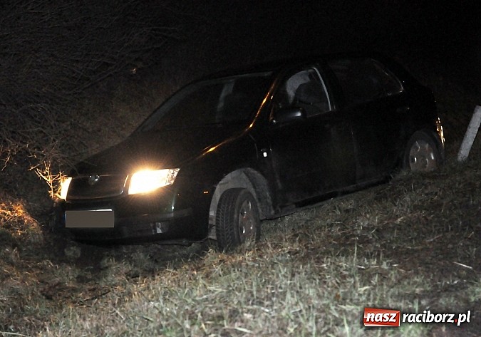 Zdjęcie w galerii na portalu naszraciborz.pl: W Sudole skoda wjechała w skarpę. Kierowca mógł być pod wpływem alkoholu wiadomości z regionu