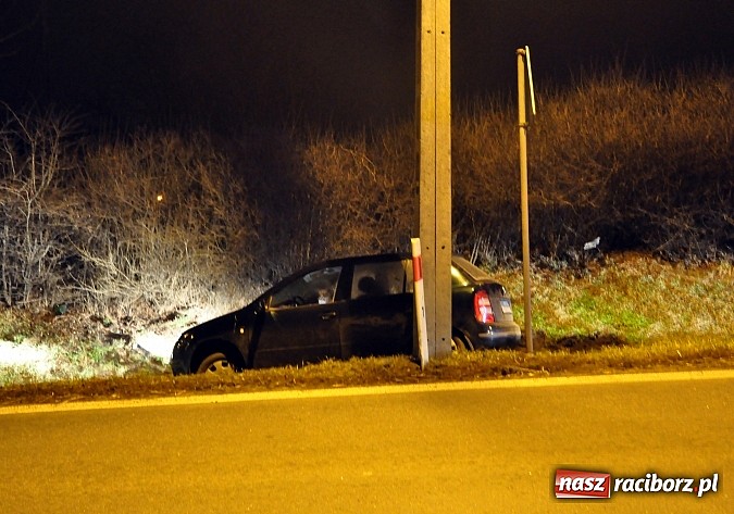 Zdjęcie w galerii na portalu naszraciborz.pl: W Sudole skoda wjechała w skarpę. Kierowca mógł być pod wpływem alkoholu wiadomości z regionu