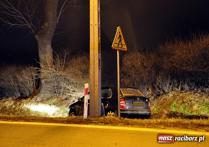Zdjęcie w galerii na portalu naszraciborz.pl: W Sudole skoda wjechała w skarpę. Kierowca mógł być pod wpływem alkoholu wiadomości z regionu