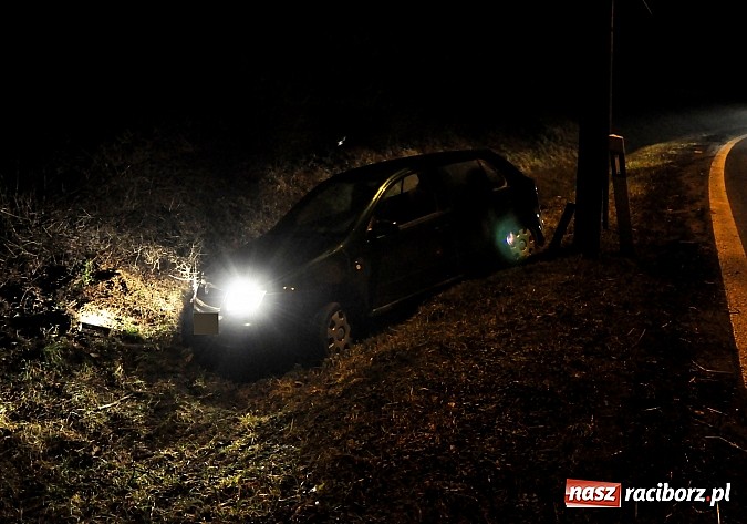 Zdjęcie w galerii na portalu naszraciborz.pl: W Sudole skoda wjechała w skarpę. Kierowca mógł być pod wpływem alkoholu wiadomości z regionu