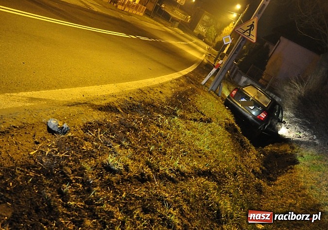 Zdjęcie w galerii na portalu naszraciborz.pl: W Sudole skoda wjechała w skarpę. Kierowca mógł być pod wpływem alkoholu wiadomości z regionu